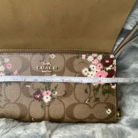 Coach NWOT Coach wallet long zip around floral wristlet - Picture 12 of 12